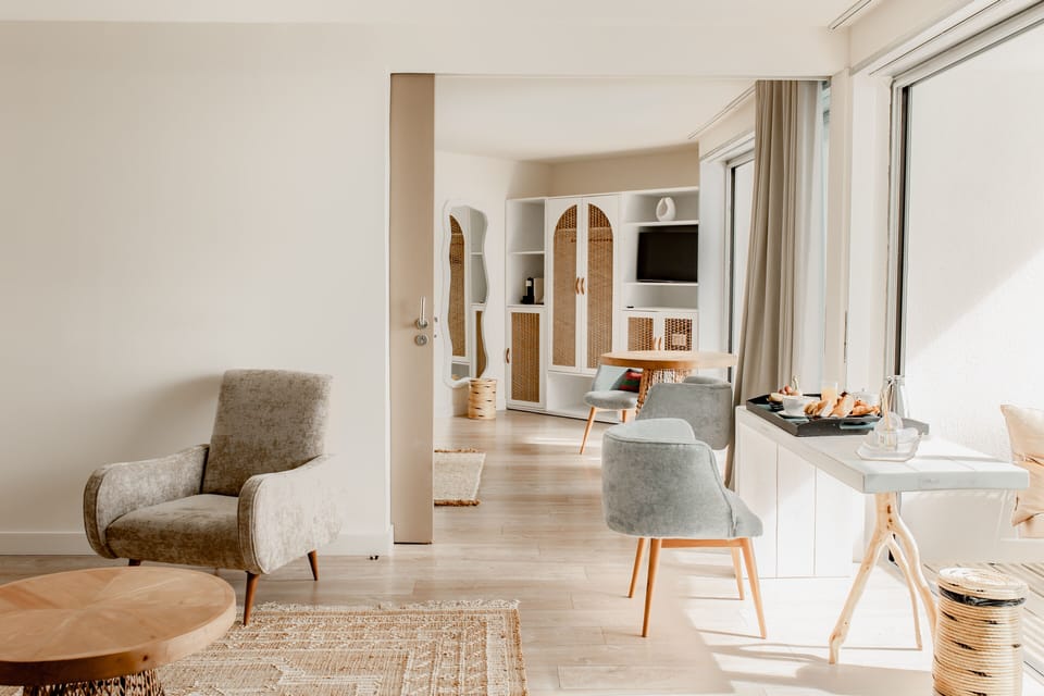 Suite - Prestige avec vue sur la mer | Minibar, in-room safe, desk, iron/ironing board