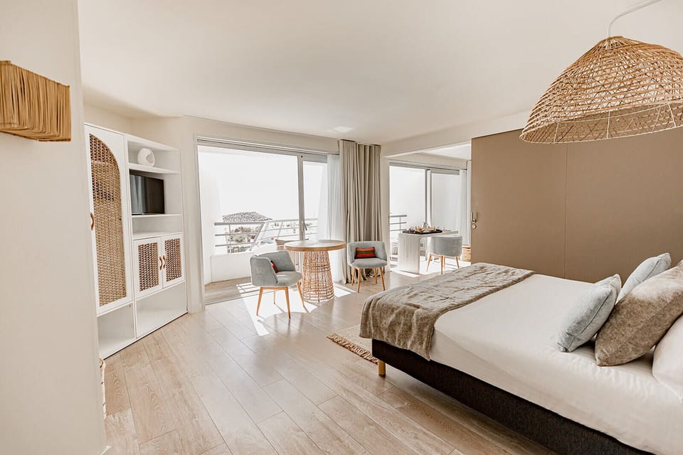 Suite - Prestige avec vue sur la mer | Minibar, in-room safe, desk, iron/ironing board