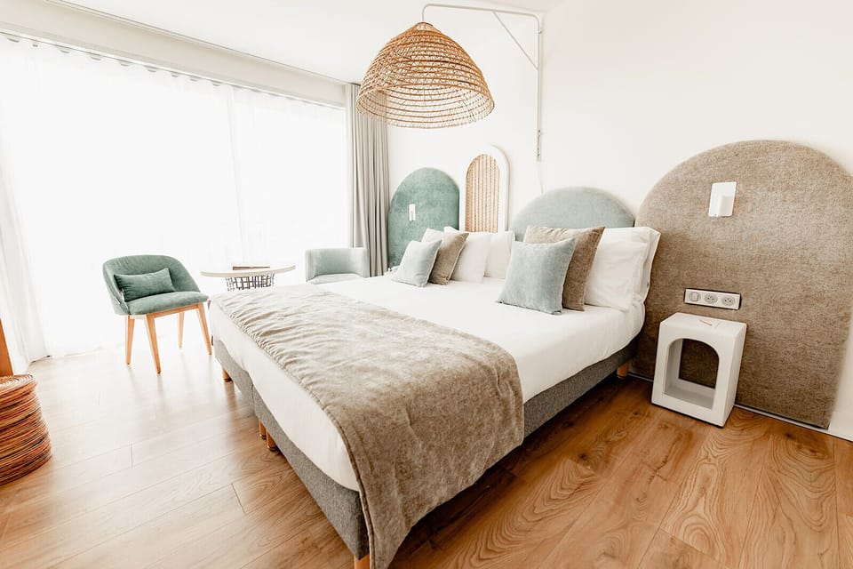 Chambre Double - Prestige avec vue sur la mer | Minibar, in-room safe, desk, iron/ironing board