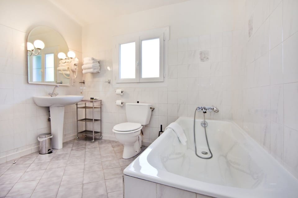 Basic Double Room | Bathroom | Shower, free toiletries, hair dryer, towels