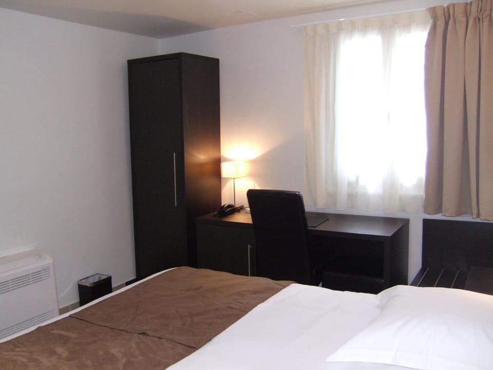 Desk, WiFi (free), bed sheets
