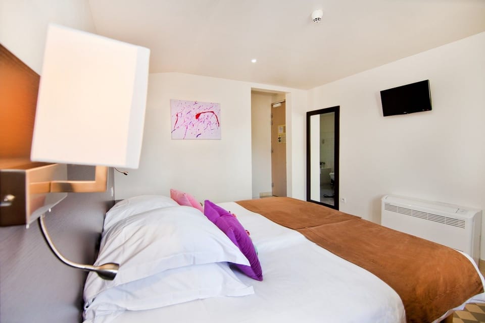 Basic Double Room | Desk, WiFi (free), bed sheets