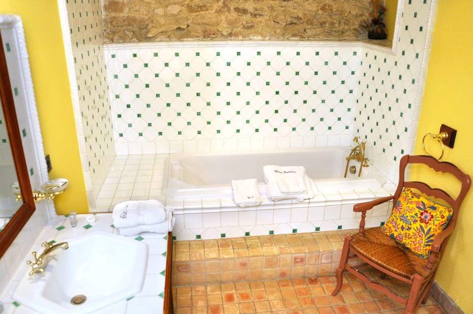 Double Room | Bathroom | Bathtub, deep soaking tub, free toiletries, hair dryer