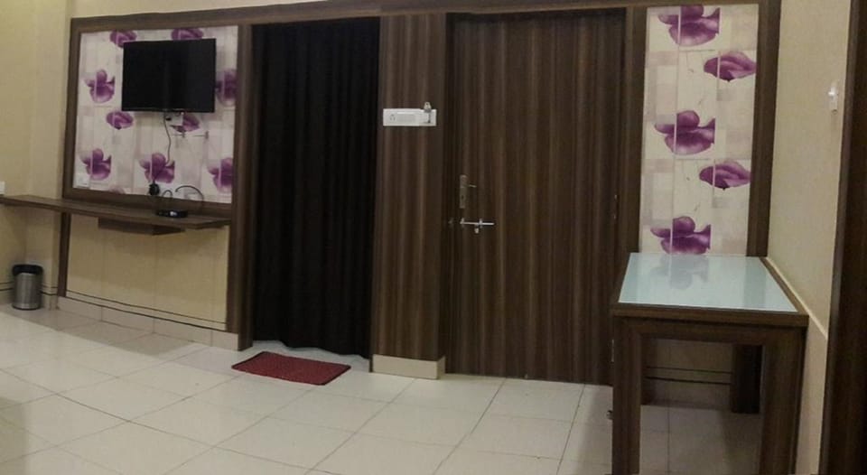 Business Suite, City View | 1 bedroom, in-room safe, soundproofing, free wired internet