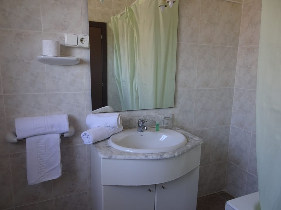 Single Room | Desk, soundproofing, WiFi (free), bed sheets