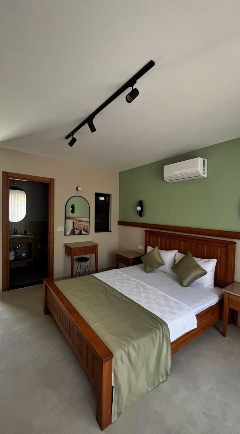 Deluxe Double Room | In-room safe, desk, soundproofing, iron/ironing board (on request)