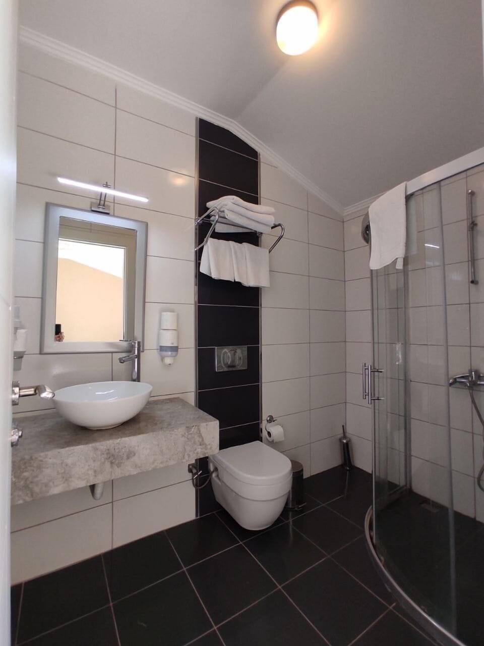 Triple Room | Bathroom | Shower, free toiletries, hair dryer, slippers