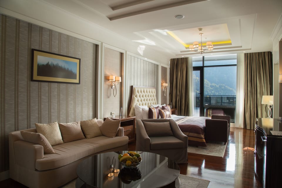 Presidential Suite | Minibar, in-room safe, desk, laptop workspace