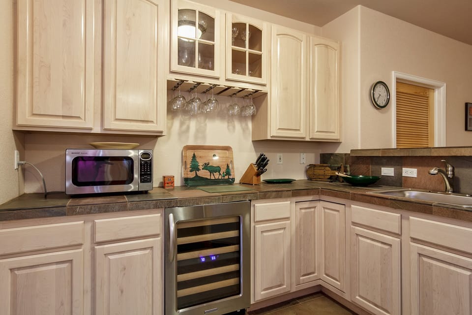 LL wet bar with full sink, wine cave, dishwasher, fridge, etc.  Well stocked. 