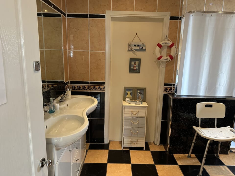 Hogwarts Bed and Continental Breakfast Cottage in Eastchurch