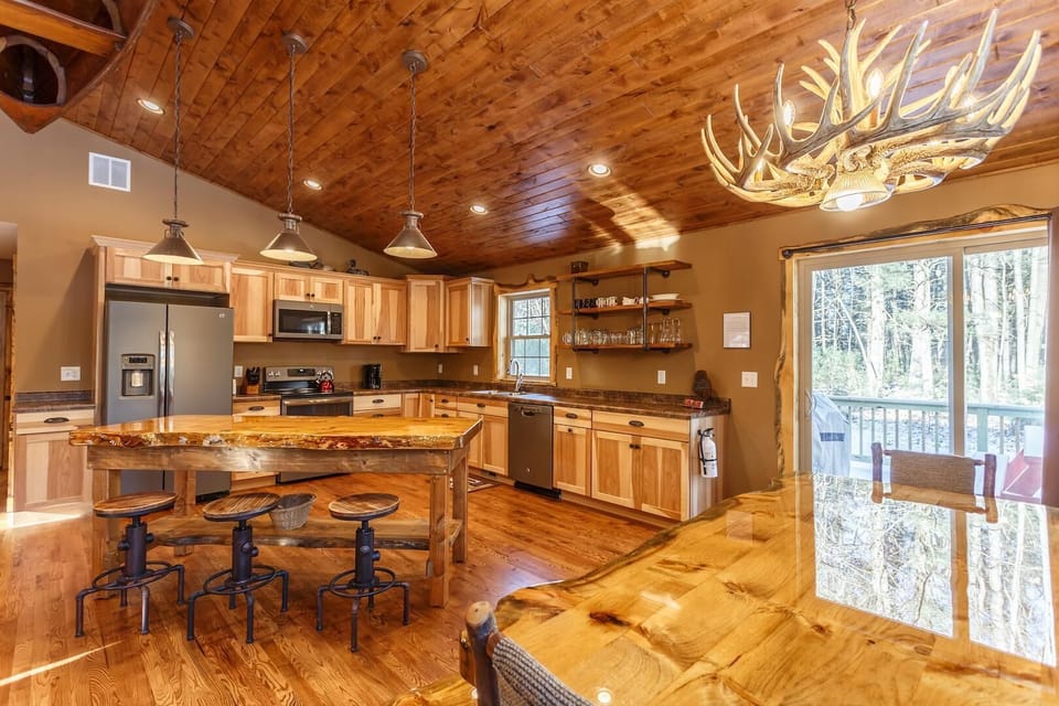 The Beautiful Whitetail Ridge-Luxury 5BR Cabin, Just minutes from downtown (321)