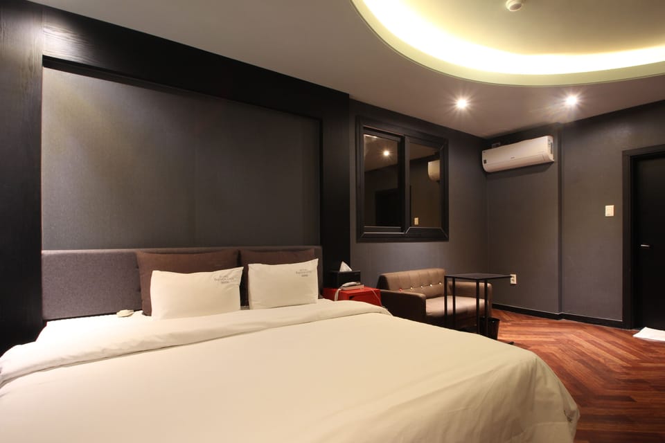 Deluxe Room | Desk, blackout drapes, soundproofing, iron/ironing board