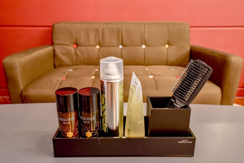 Separate tub and shower, jetted tub, free toiletries, hair dryer