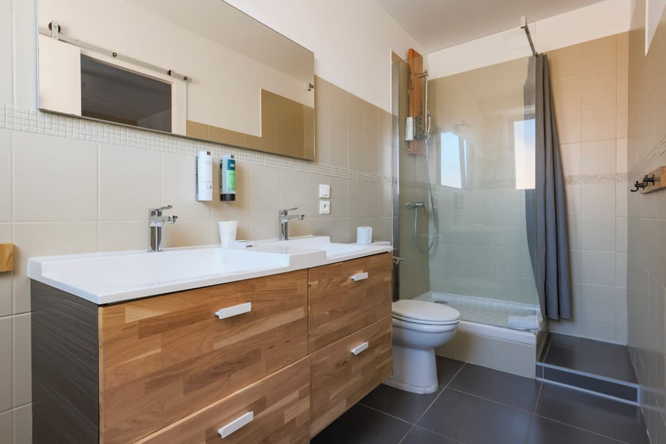 Double Room | Bathroom | Free toiletries, hair dryer (on request), towels