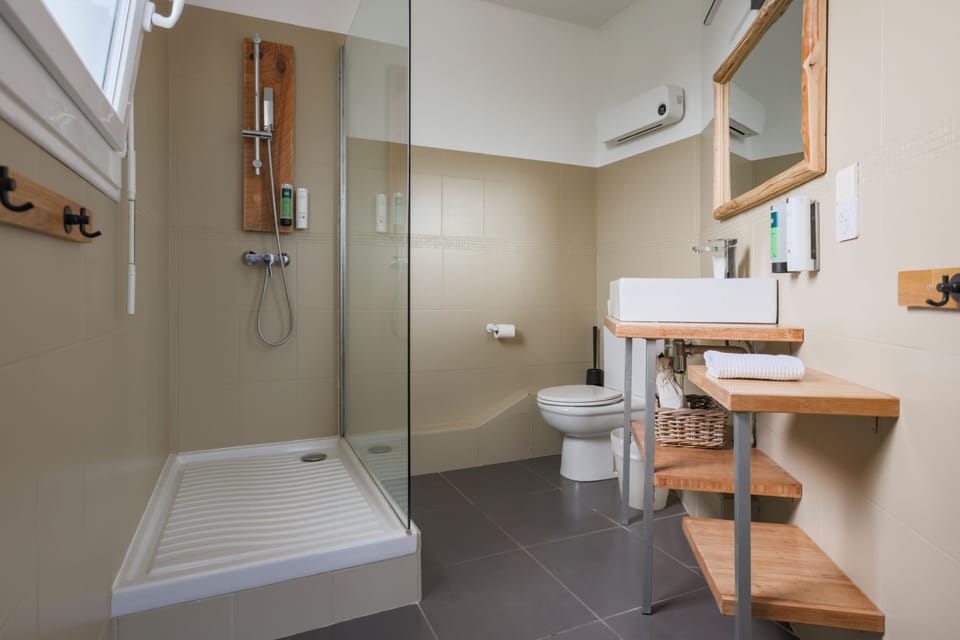 Basic Double Room, Balcony | Bathroom | Free toiletries, hair dryer (on request), towels