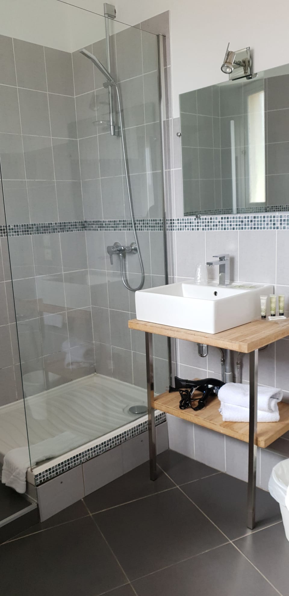 Basic Double Room, Balcony | Bathroom | Free toiletries, hair dryer, towels