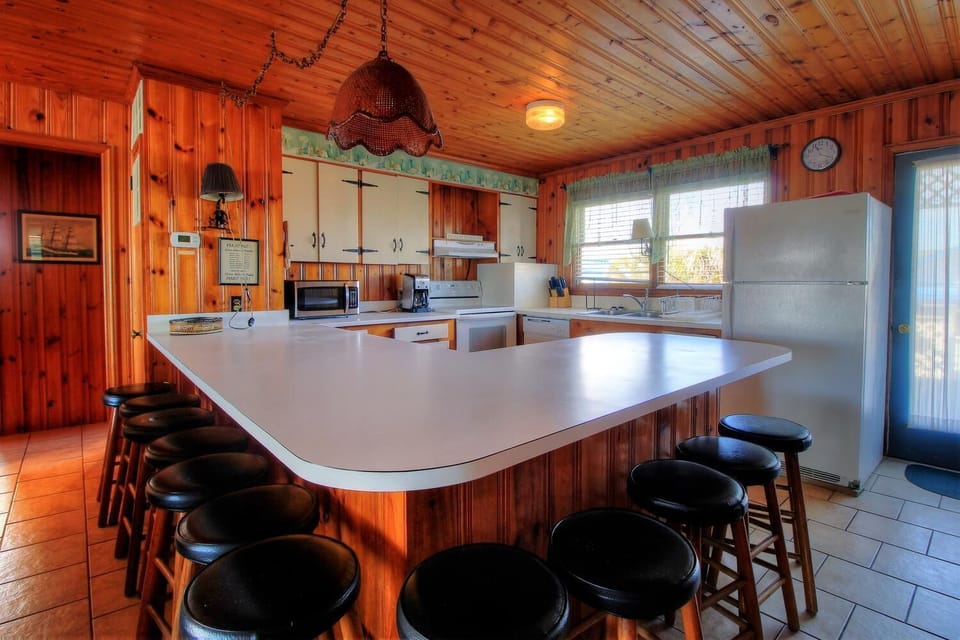 Kitchen and Breakfast Bar