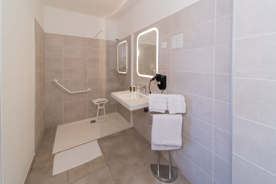 Room Standard Double 4 | Bathroom | Shower, rainfall showerhead, free toiletries, hair dryer