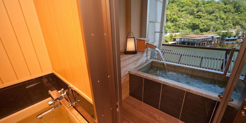 Design Quadruple Room, Bathtub | Bathroom | Hair dryer, slippers, electronic bidet, towels