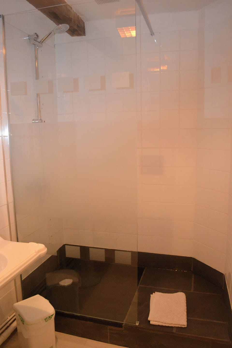 Double Room (Verte) | Bathroom | Shower, free toiletries, hair dryer, towels