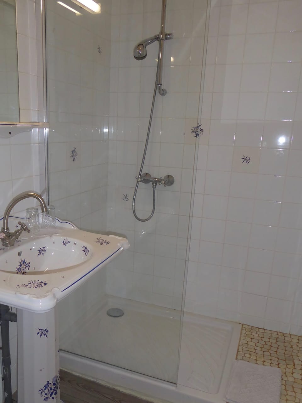 Double Room (Rouge) | Bathroom | Shower, free toiletries, hair dryer, towels