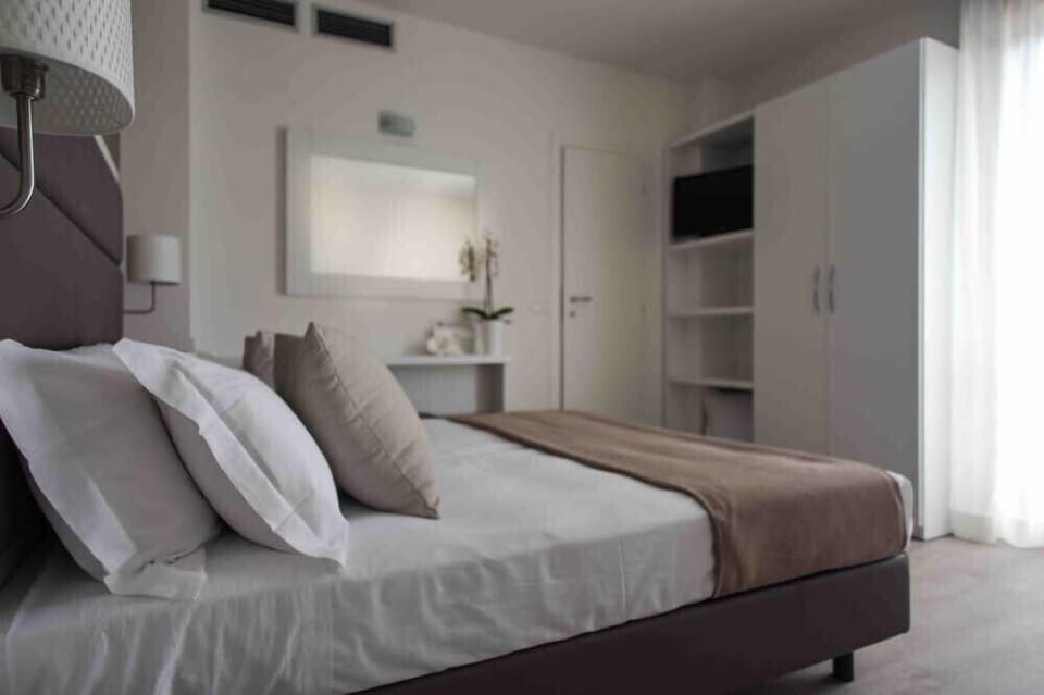 Classic Triple Room, Multiple Beds | WiFi (free), bed sheets