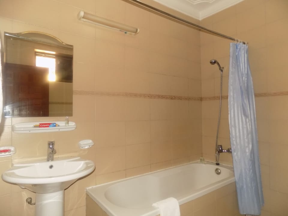 Executive Room | Bathroom | Combined shower/tub, deep soaking tub, free toiletries, hair dryer