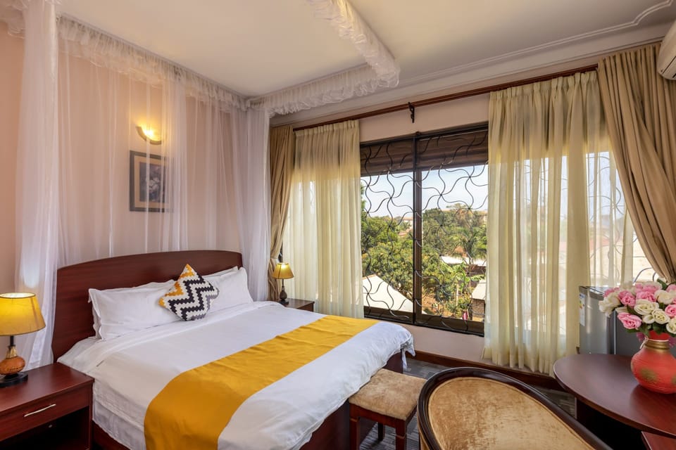Executive Room | Minibar, in-room safe, desk, blackout drapes