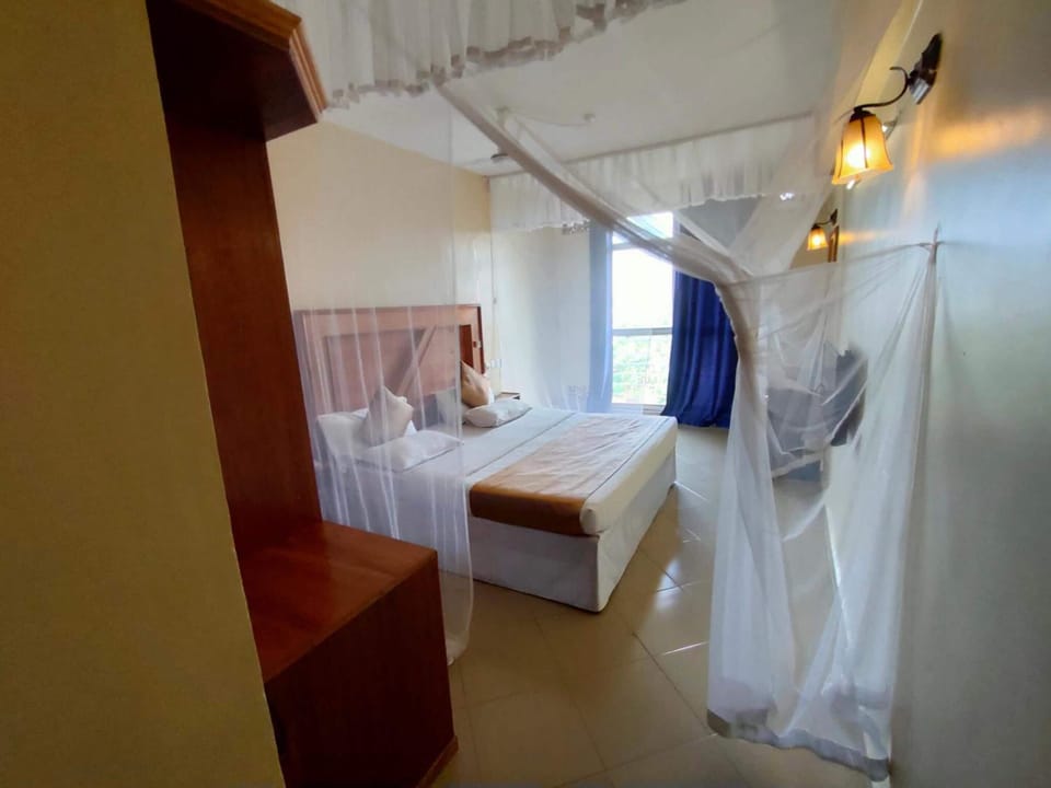 Superior Single Room, 1 Bedroom | In-room safe, individually furnished, desk, laptop workspace