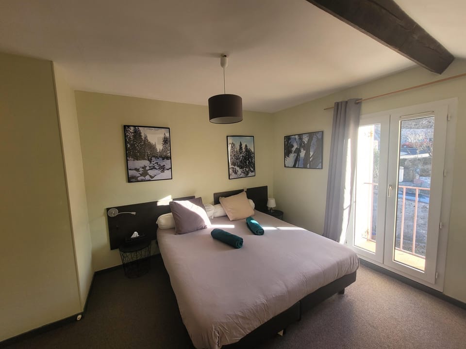 Premium Double Room, Ensuite (Double 8) | Laptop workspace, soundproofing, iron/ironing board, cribs/infant beds
