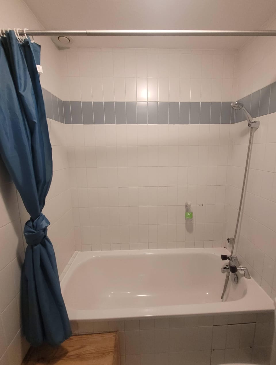 Double Room, Balcony | Bathroom | Combined shower/tub, free toiletries, hair dryer, towels
