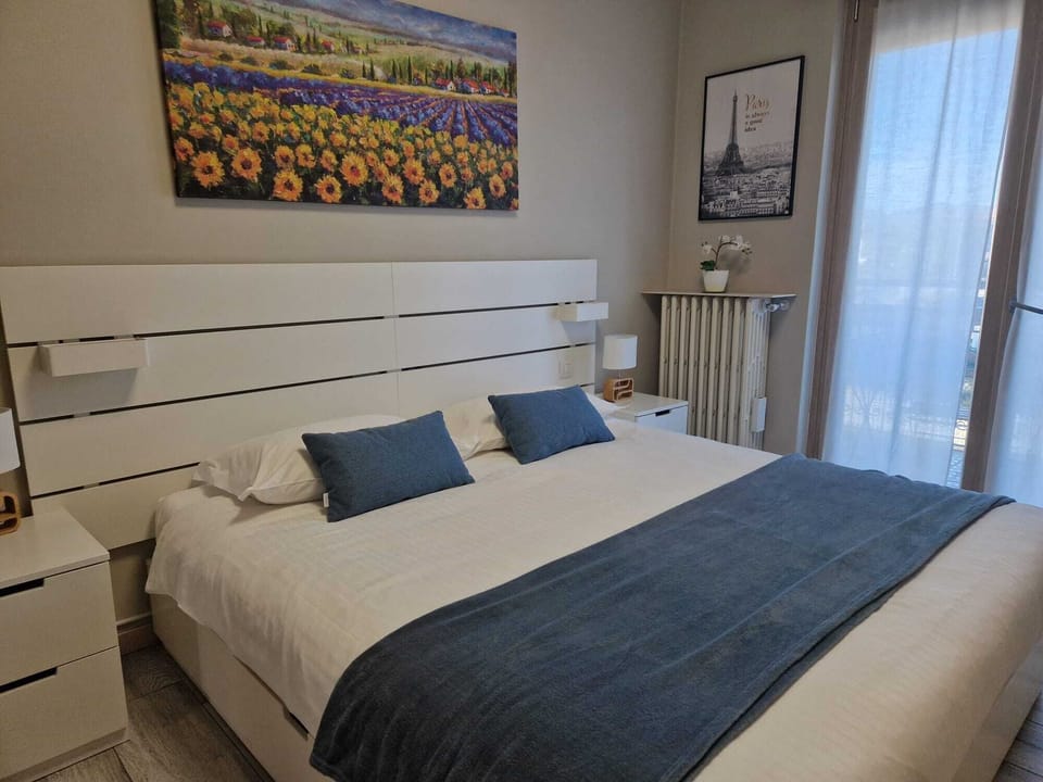 Classic Room, 1 Double Bed | Hypo-allergenic bedding available, down comforters, desk