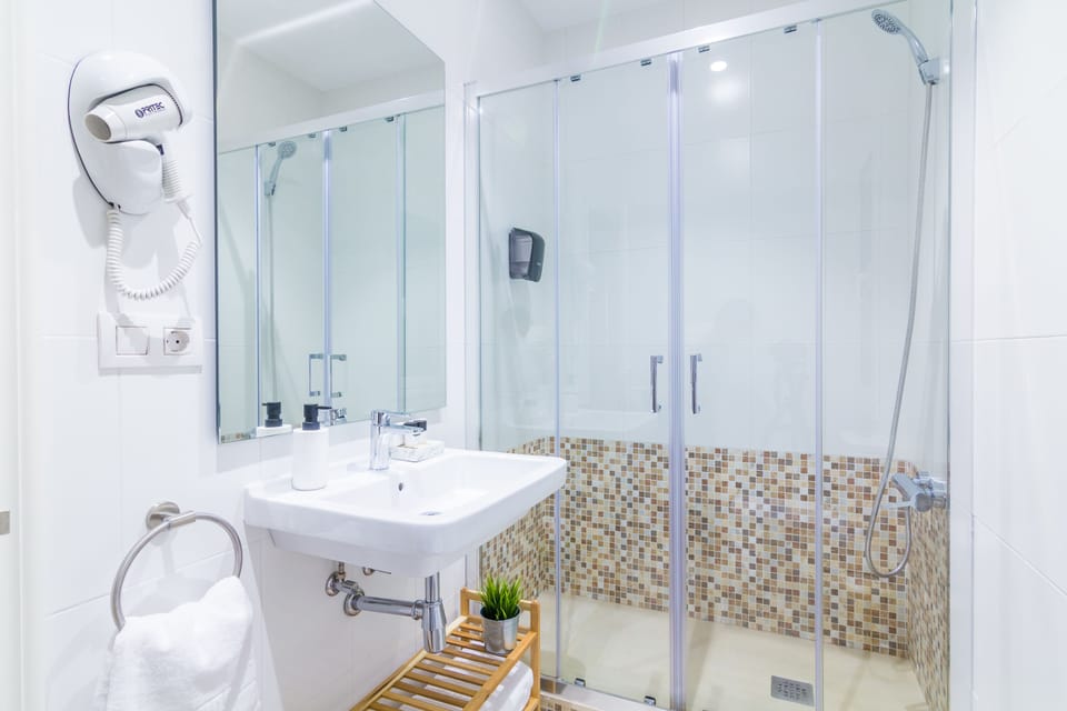 Double or Twin Room, Shared Bathroom (Balcony) | Bathroom | Shower, towels