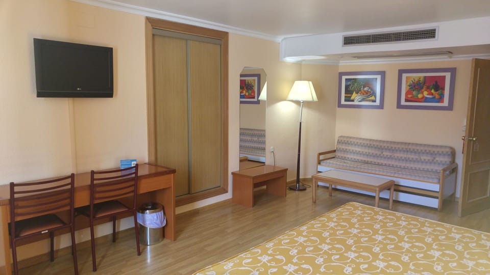Double Room | Minibar, in-room safe, desk, blackout drapes
