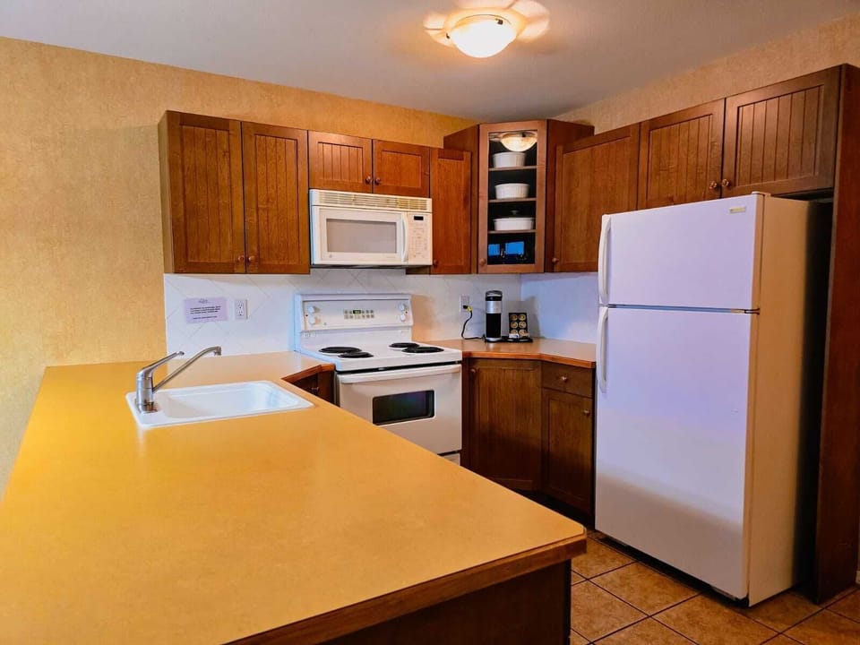 Deluxe Suite, 1 Bedroom, Balcony | Private kitchen | Coffee/tea maker, full-size fridge, microwave, oven
