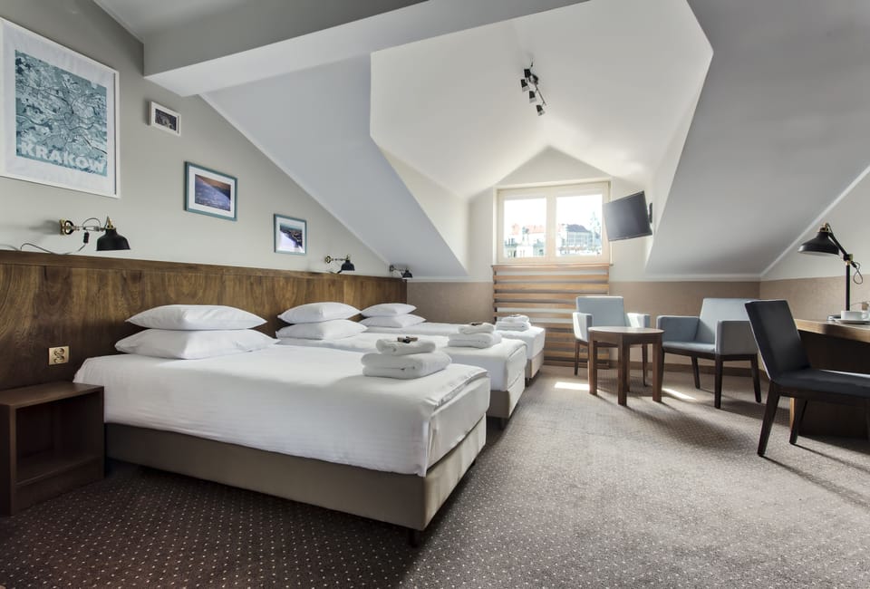 Classic Triple Room | Desk, iron/ironing board, travel crib, free WiFi