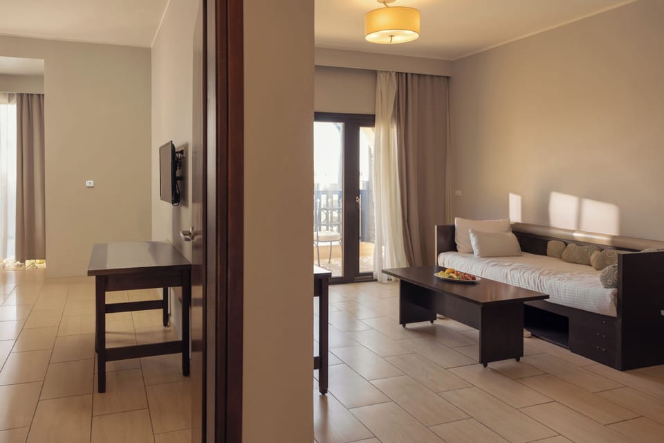 Family Junior Suite | Minibar, in-room safe, individually furnished, desk