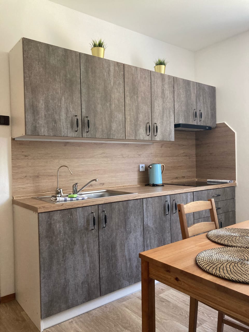 Fridge, coffee/tea maker