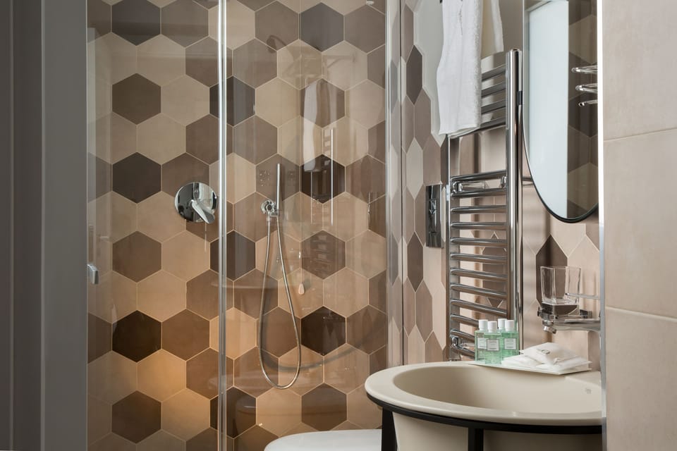 Double Room (Nacchere) | Bathroom | Shower, rainfall showerhead, free toiletries, hair dryer