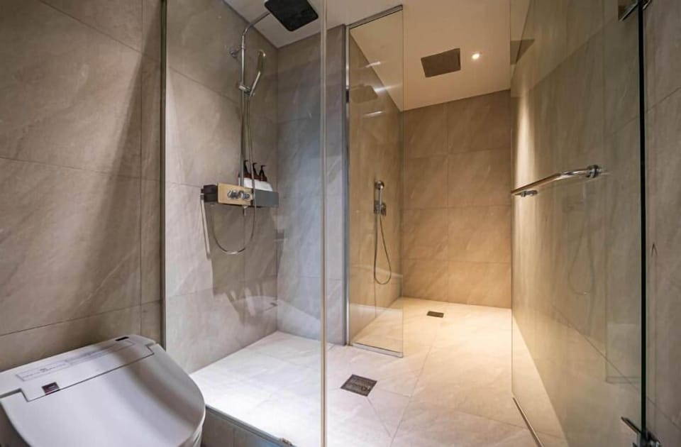 Family Room (Party Room) | Bathroom | Free toiletries, hair dryer, bathrobes, slippers