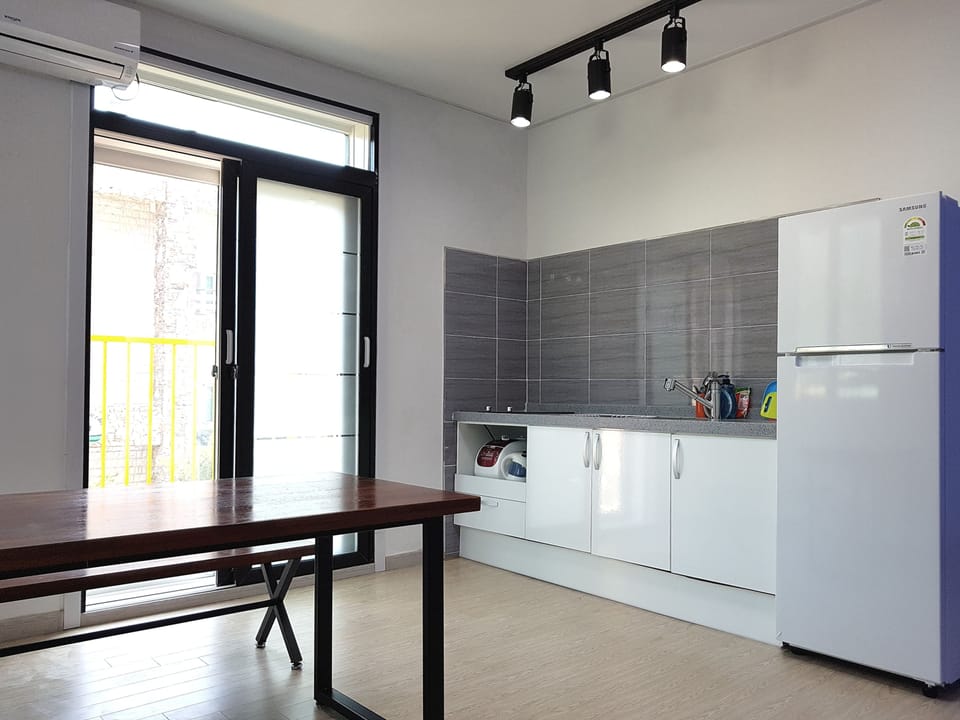 Room, Balcony (Lily) | In-room dining