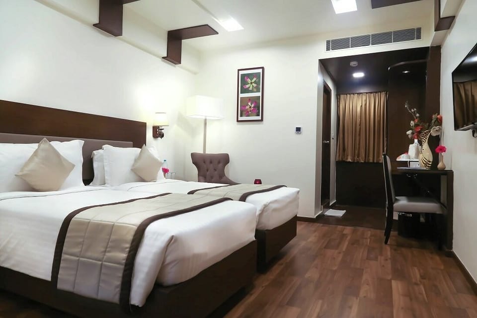 Superior Double Room, 1 Bedroom | Minibar, in-room safe, desk, iron/ironing board
