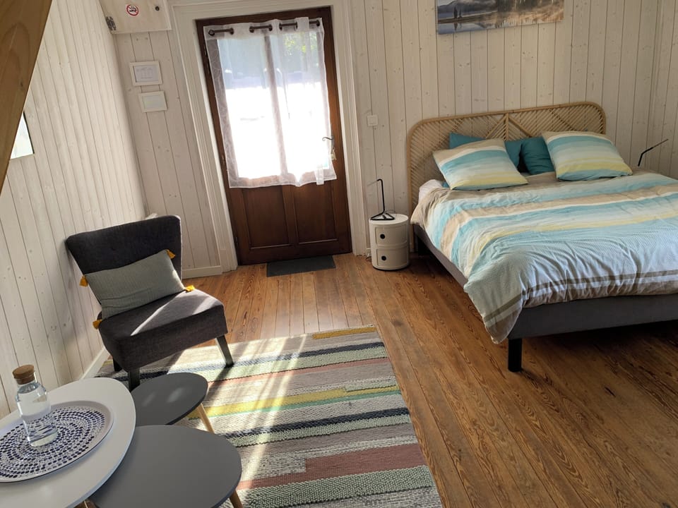 Suite (Jura) | Soundproofing, free cribs/infant beds, free WiFi, bed sheets