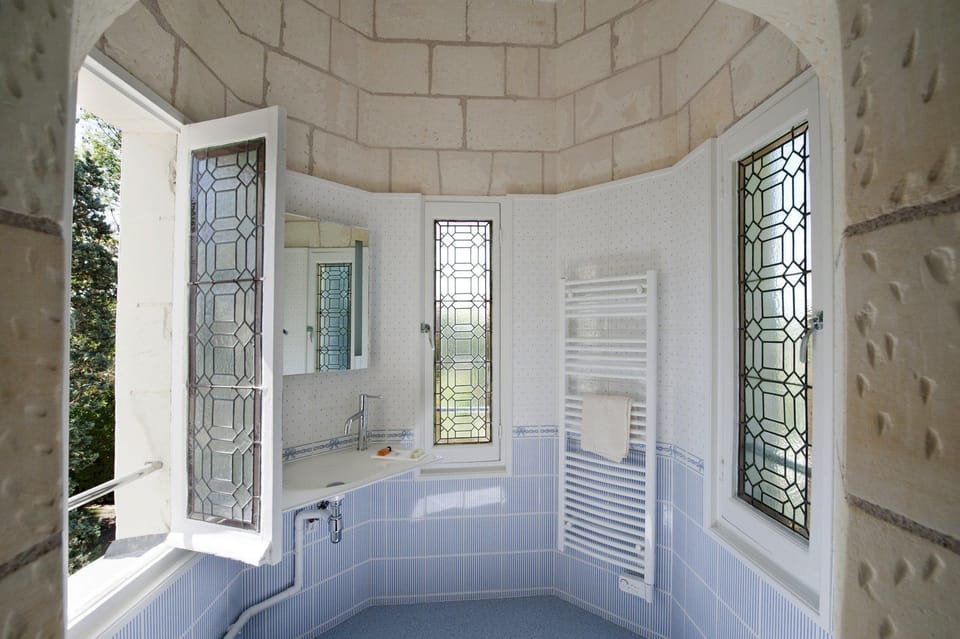 Double Room | Bathroom | Combined shower/tub, free toiletries, hair dryer, towels