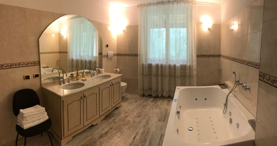 Suite, Hot Tub, Garden View | Bathroom | Free toiletries, hair dryer, bidet, towels