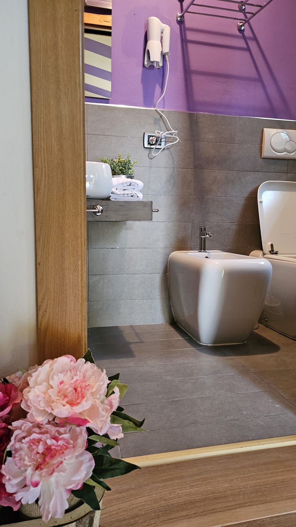 Standard Apartment | Bathroom | Shower, free toiletries, hair dryer, bidet