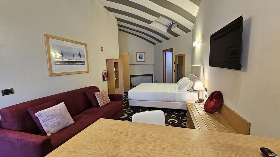 Superior Apartment | Desk, blackout drapes, soundproofing, WiFi (free)