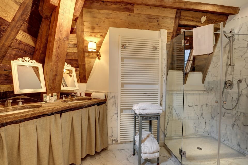 Suite, 1 Bedroom (de l'Ancienne Tour) | Bathroom | Shower, free toiletries, hair dryer, bathrobes