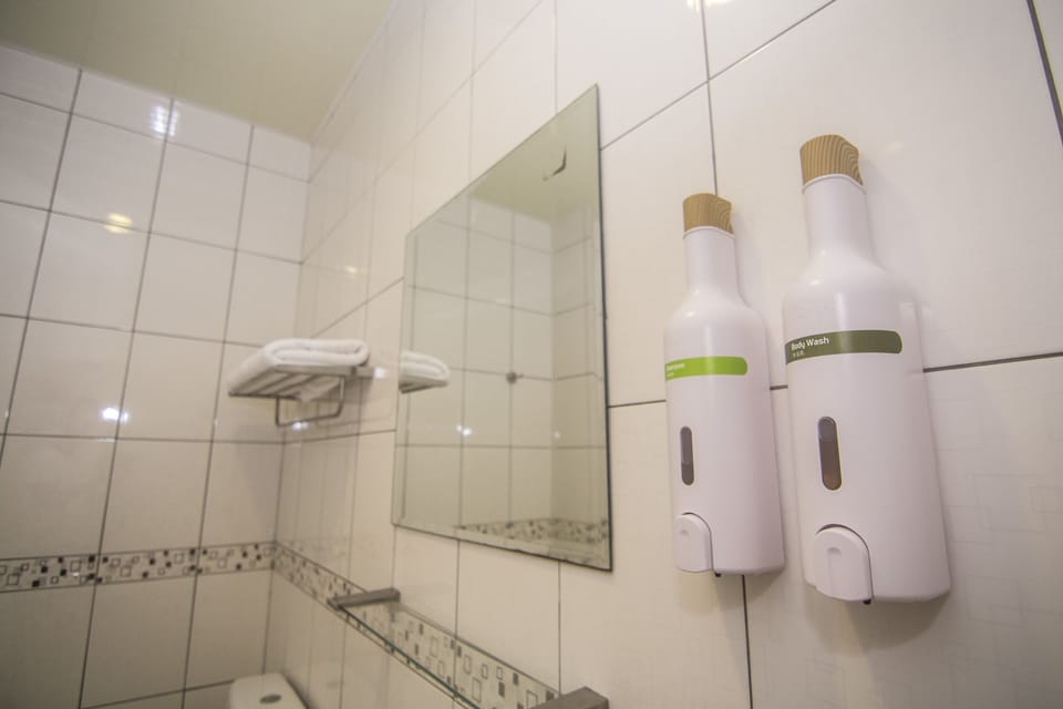 Comfort Double Room | Bathroom | Shower, rainfall showerhead, free toiletries, hair dryer