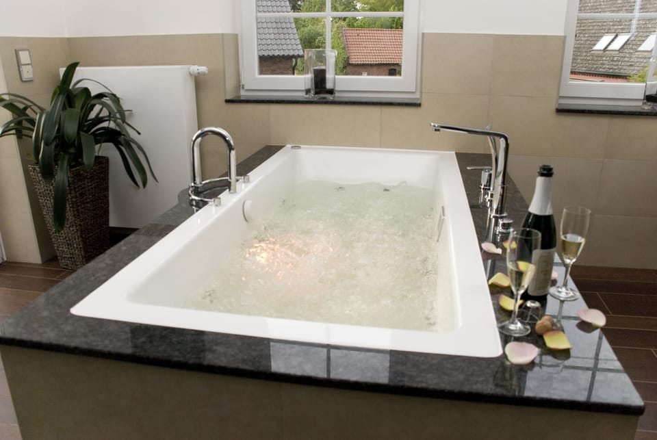Wellness Suite | Deep soaking bathtub